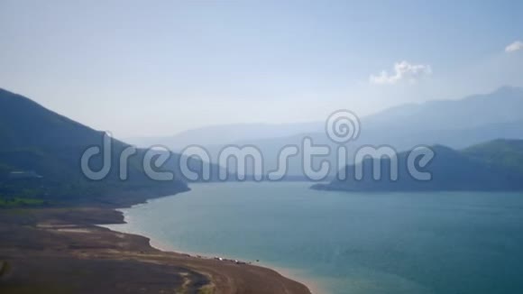 山湖上雾蒙蒙的白天全景视频的预览图