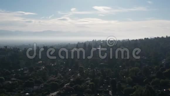 塔扎纳山谷住宅区和塔扎纳山脉的壮丽鸟瞰图位于托班加峡谷旁边视频的预览图