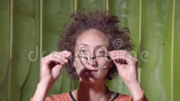 女人戴处方眼镜视频的预览图