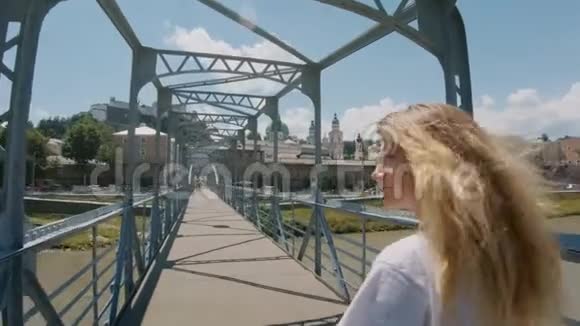 桥上年轻有才的女摄影师视频的预览图