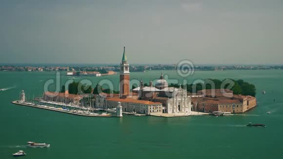 圣乔吉奥马吉奥尔教堂和威尼斯灯塔的顶部景观视频的预览图
