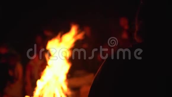 围坐在篝火旁的人的剪影视频的预览图