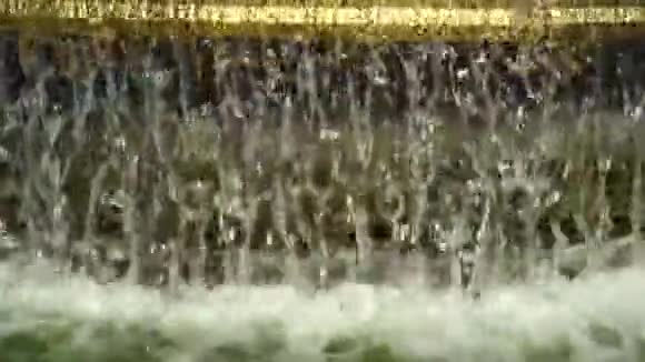 一股水流溢出喷泉中的金色屏障视频的预览图
