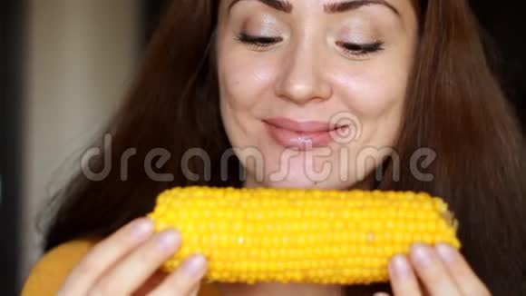 女人吃玉米特写蔬菜食品蔬菜视频的预览图