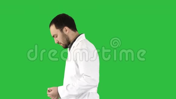 步行医生在绿色屏幕上戴上口罩和帽子铬键视频的预览图