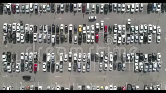 在购物中心停车场的车辆上进行空中射击高角度视角直接向下看视频的预览图