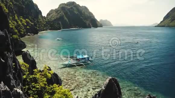 玛蒂诺社美丽的海岸蓝色的水菲律宾视频的预览图
