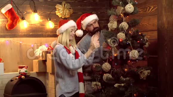 幸福的家庭装饰圣诞树圣诞快乐新年快乐出现在圣诞树下夫妇视频的预览图