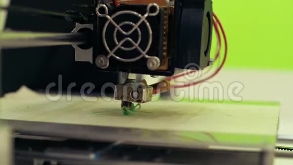 3D打印机工作关闭自动三维打印机执行塑料视频的预览图