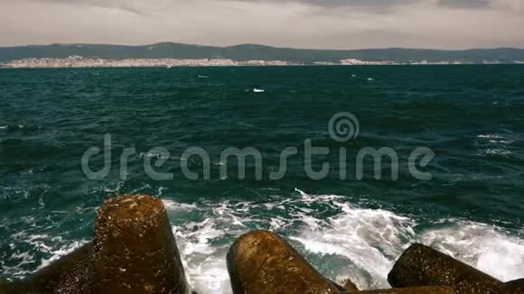 海浪缓慢地撞击岩石海岸视频的预览图