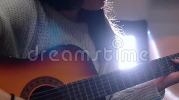 在录音室弹吉他的年轻女子视频的预览图