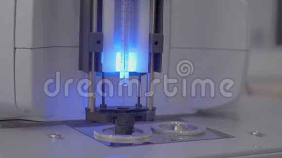 秘密生物武器针在紫外线照射下取样医学实验室的特写视频的预览图
