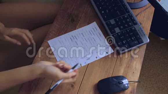 一个女孩在一篇文章上写字视频的预览图