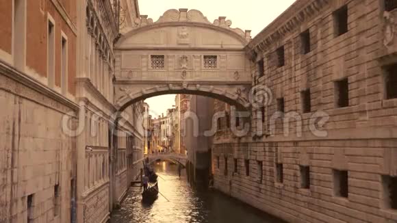 贡多拉斯在叹息桥下经过运河视频的预览图