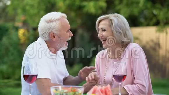 老两口在餐桌上笑讲笑话回忆时刻视频的预览图