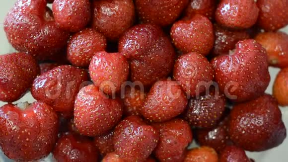 盘子里的成熟红草莓视频的预览图