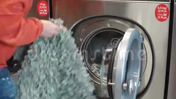有人把脏衣服放进洗衣机视频的预览图