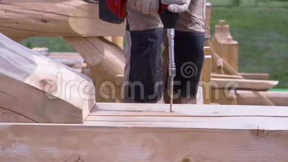 在施工现场用专业螺丝刀关闭木工手剪辑有人在工作视频的预览图