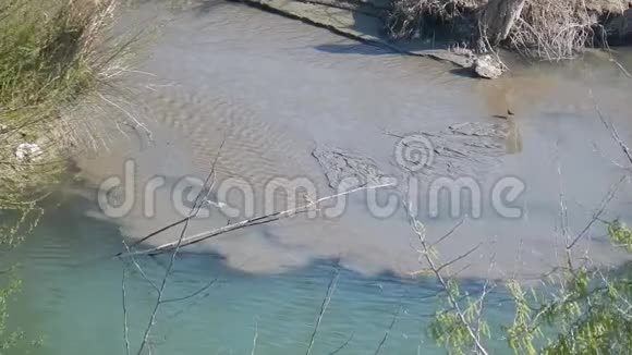 地下卡洛尔河的下水道口视频的预览图
