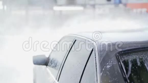 一个人正在自助洗车用蜡和热水视频的预览图