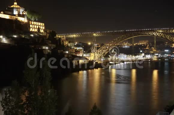 波尔图葡萄牙多姆路易斯一桥上的杜罗河6K夜间时间流逝视频的预览图