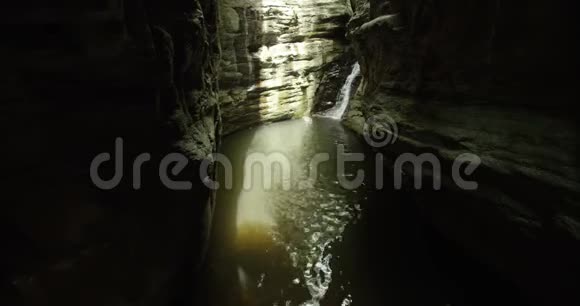 从岩石山上拍摄的小瀑布视频的预览图