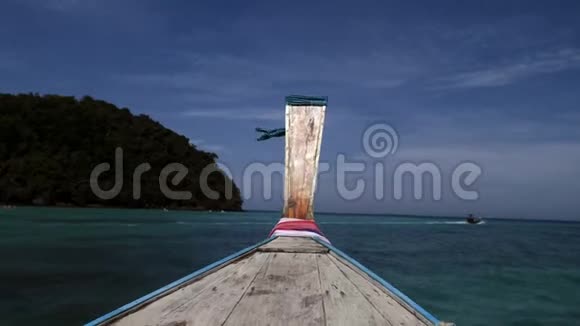 传统的木长尾船鼻子前景在菲菲岛附近旅行泰国视频的预览图
