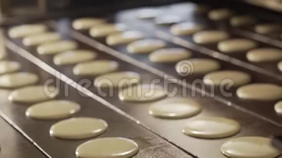 制作燕麦饼干的面团沿着传送带移动糖果厂的面团做麦片饼干视频的预览图