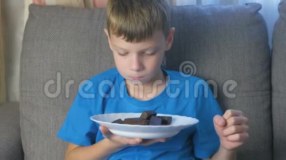 有个性的男孩少年看着糖果闻着它们不健康饮食观念视频的预览图