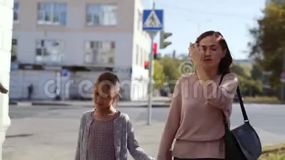 一个带着女儿上街的女人视频的预览图