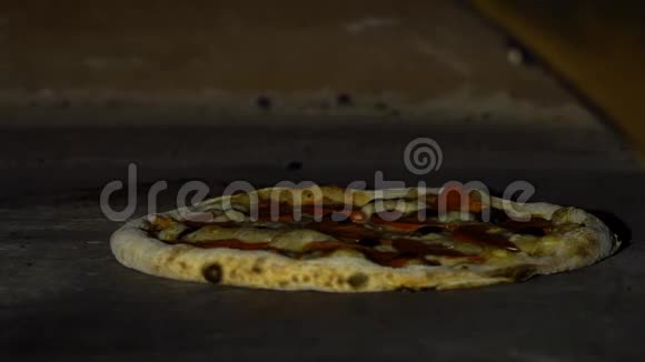 在大饭店的烤箱里慢慢地拿着铲子吃披萨视频的预览图