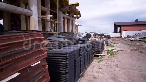 施工现场地面上堆放的新的混凝土屋顶瓦片进行封闭剪辑新屋顶材料视频的预览图