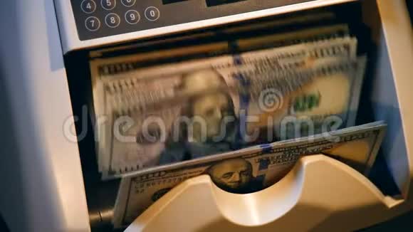 电子货币柜台与印刷美元一起工作视频的预览图