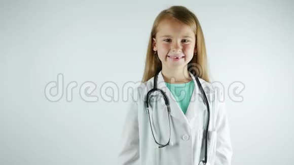 一个穿着医生制服带着注射器的孩子调皮地笑着视频的预览图
