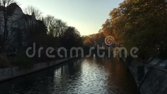 兰德维尔卡纳尔运河在柏林的秋天克鲁兹伯格阳光明媚的下午五颜六色的树木视频的预览图