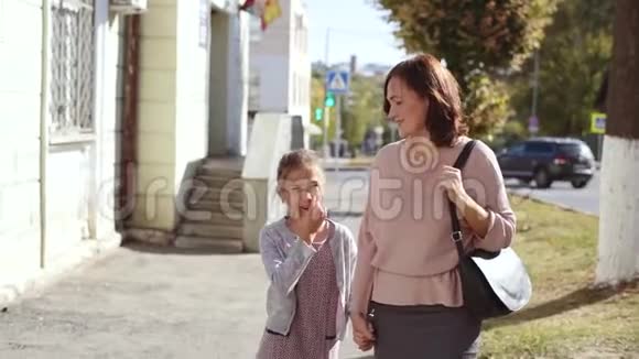 一个带着女儿上街的女人视频的预览图