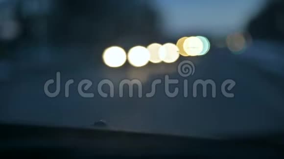 抽象背景模糊了黄昏或清晨迎面而来的汽车的灯光低视频的预览图