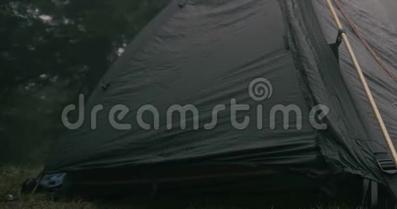 黑色旅游帐篷在瑟洛莫的喀尔巴阡山脉中迎风飘扬视频的预览图