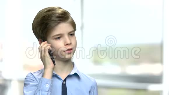 小白种人男孩在打电话视频的预览图