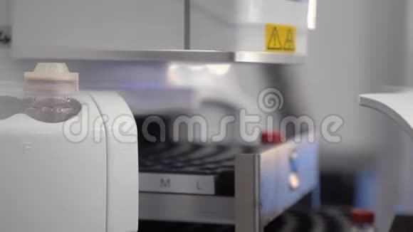 秘密生物武器针在紫外线照射下取样医学实验室的特写视频的预览图