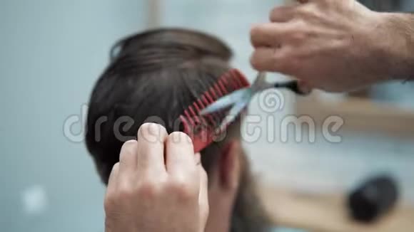 理发店的理发师用剪刀剪头发理发师在工作过程中手理发师视频的预览图