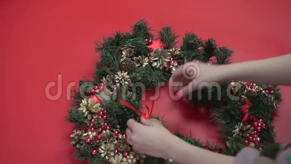 粗鲁的圣诞花环平躺着手捧着杉枝在车间做花环视频的预览图