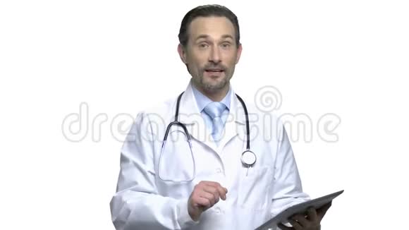 成熟的医生在医疗会议上讲课视频的预览图