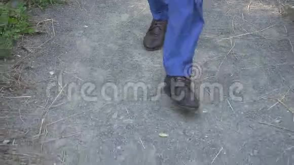 男人脚在路上关门视频的预览图