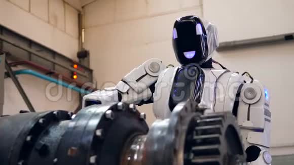 Cyborg正在工厂里钻金属制品视频的预览图