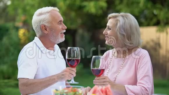幸福的老夫妻祝酒男人赞美心爱的女人婚姻中介视频的预览图