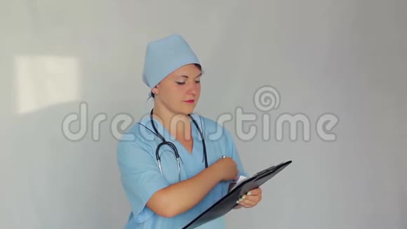 一位女医生从口袋里拿出一支圆珠笔写下证词相机从左移到右视频的预览图