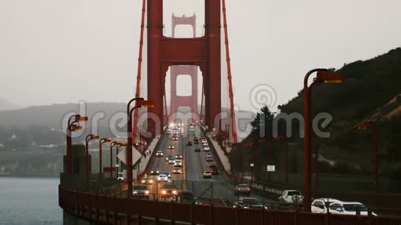 在夏季日落旧金山加州标志性的金门大桥上的汽车红绿灯的中时差镜头视频的预览图