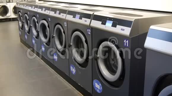 自助洗衣硬币洗衣机和彩色洗衣的视频视频的预览图