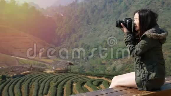 4K镜头快乐的亚洲旅游妇女在亚洲茶园用数码相机拍摄美丽的大自然视频的预览图